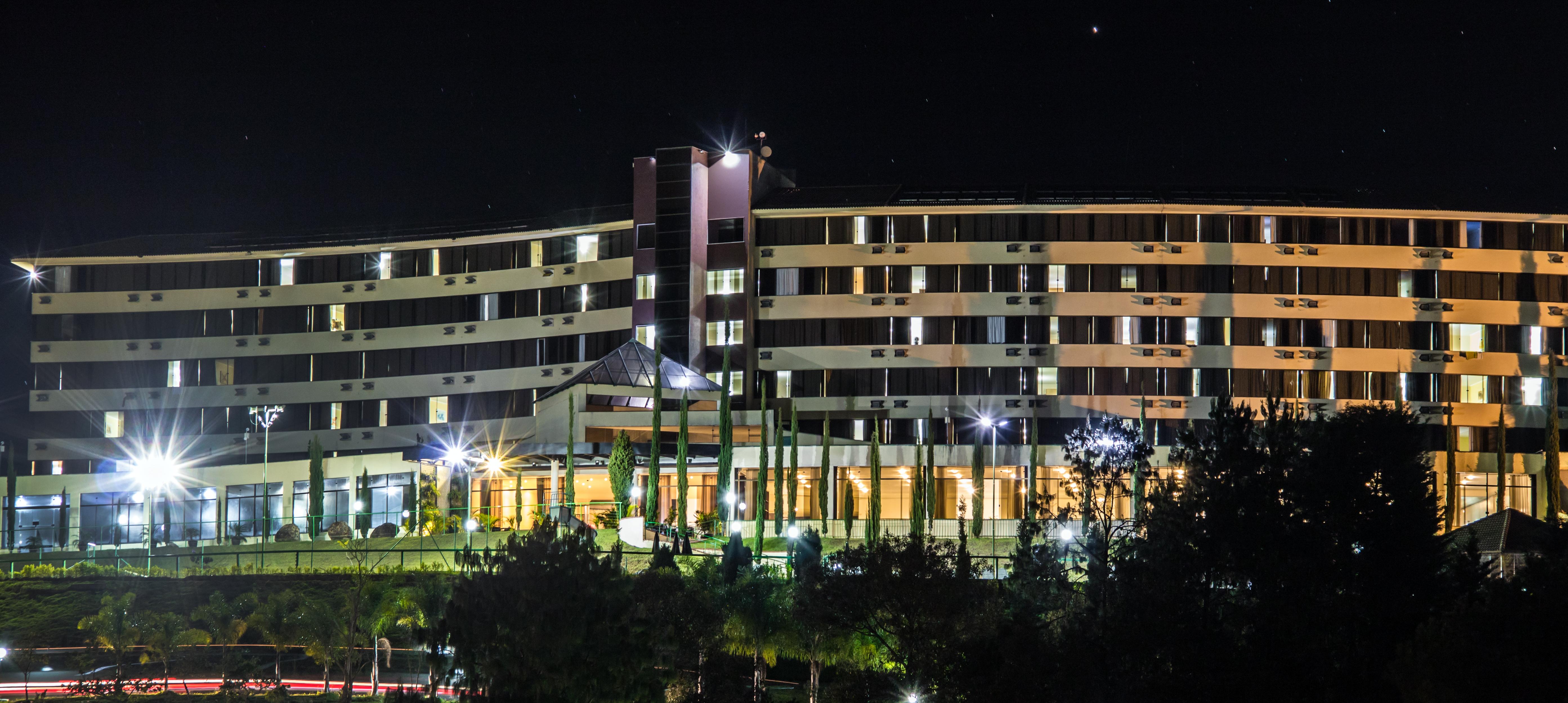 Hotel Golden Park All Inclusive Pocos De Caldas By Nacional Inn Exteriör bild The hotel at night