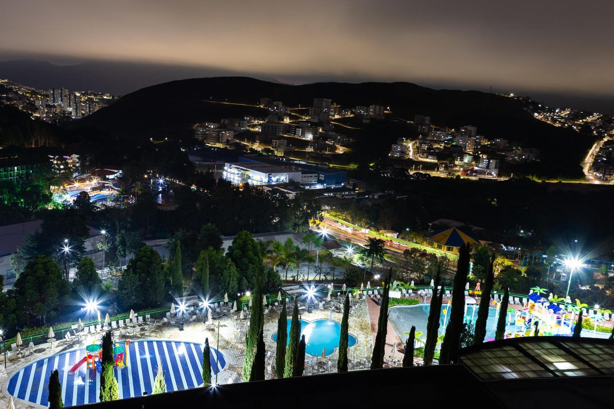 Hotel Golden Park All Inclusive Pocos De Caldas By Nacional Inn Exteriör bild View of the park at night