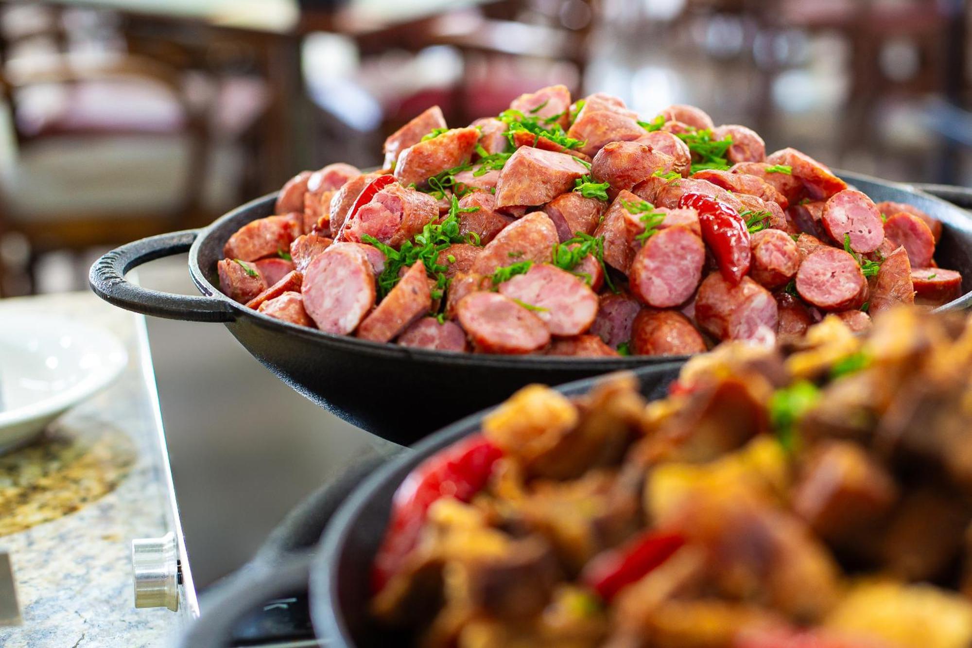 Hotel Golden Park All Inclusive Pocos De Caldas By Nacional Inn Exteriör bild Kielbasa prepared in a skillet
