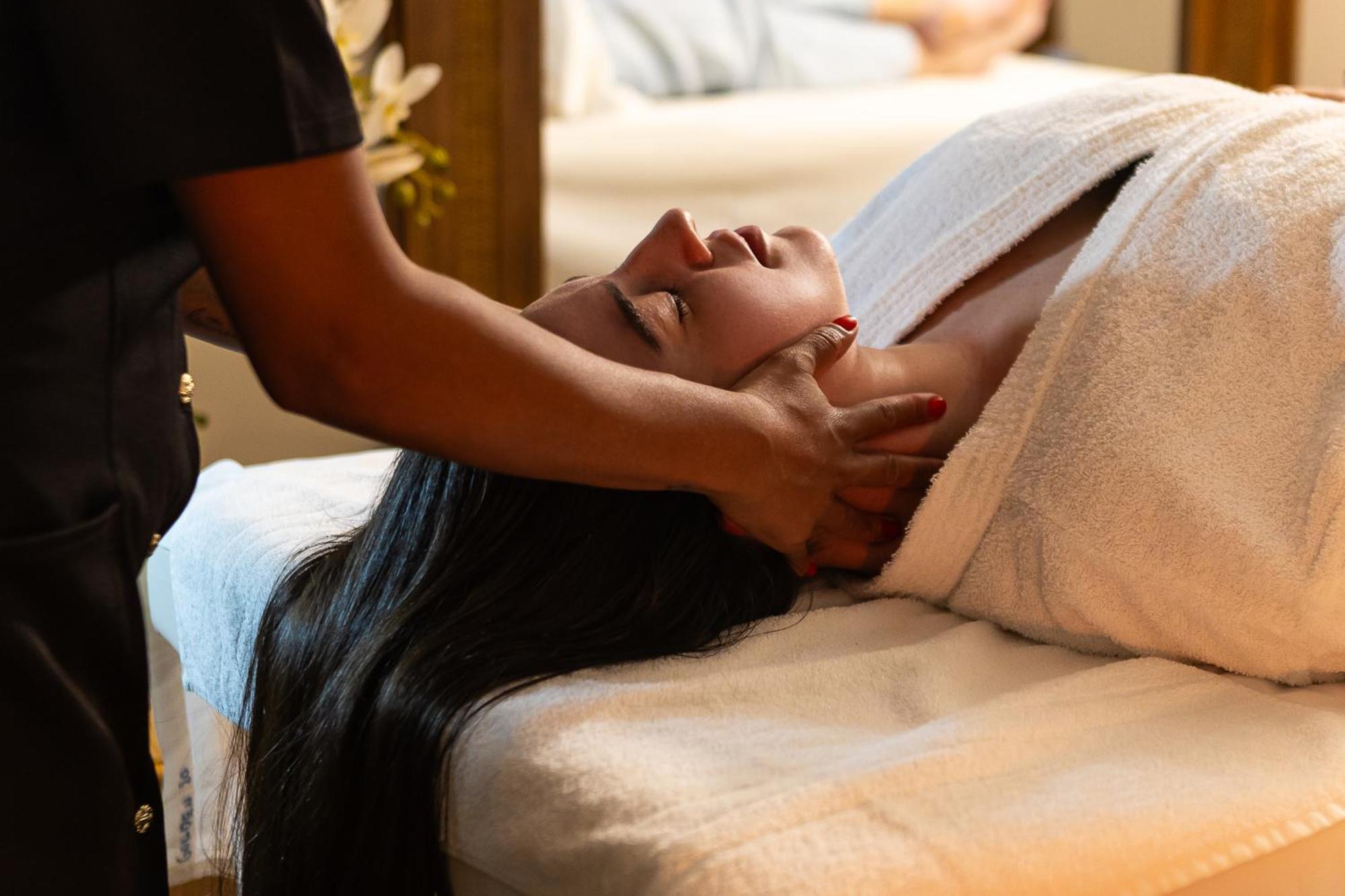 Hotel Golden Park All Inclusive Pocos De Caldas By Nacional Inn Exteriör bild A woman receiving a head massage